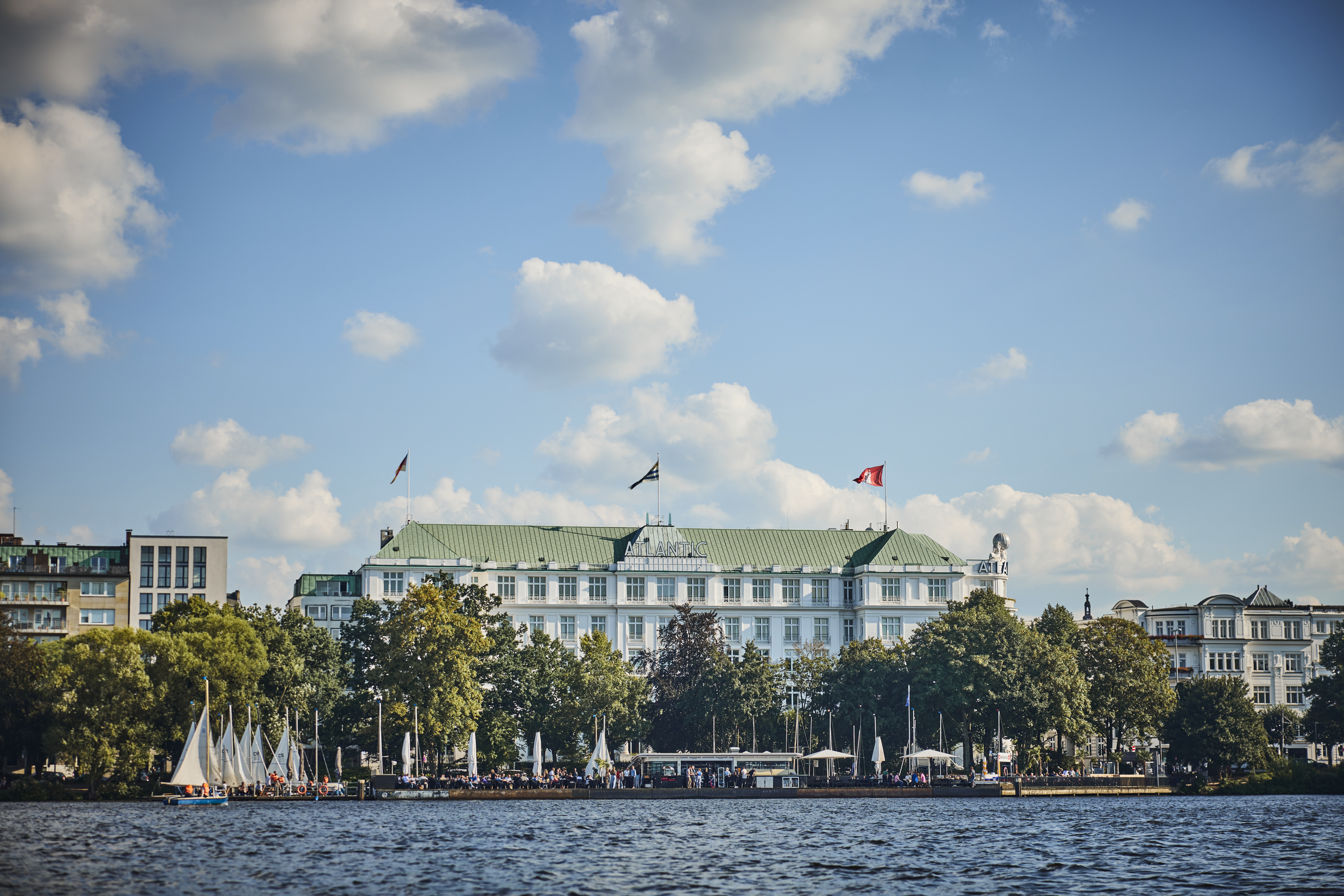 Zwei Mitarbeiter stehen hinter der Rezeption