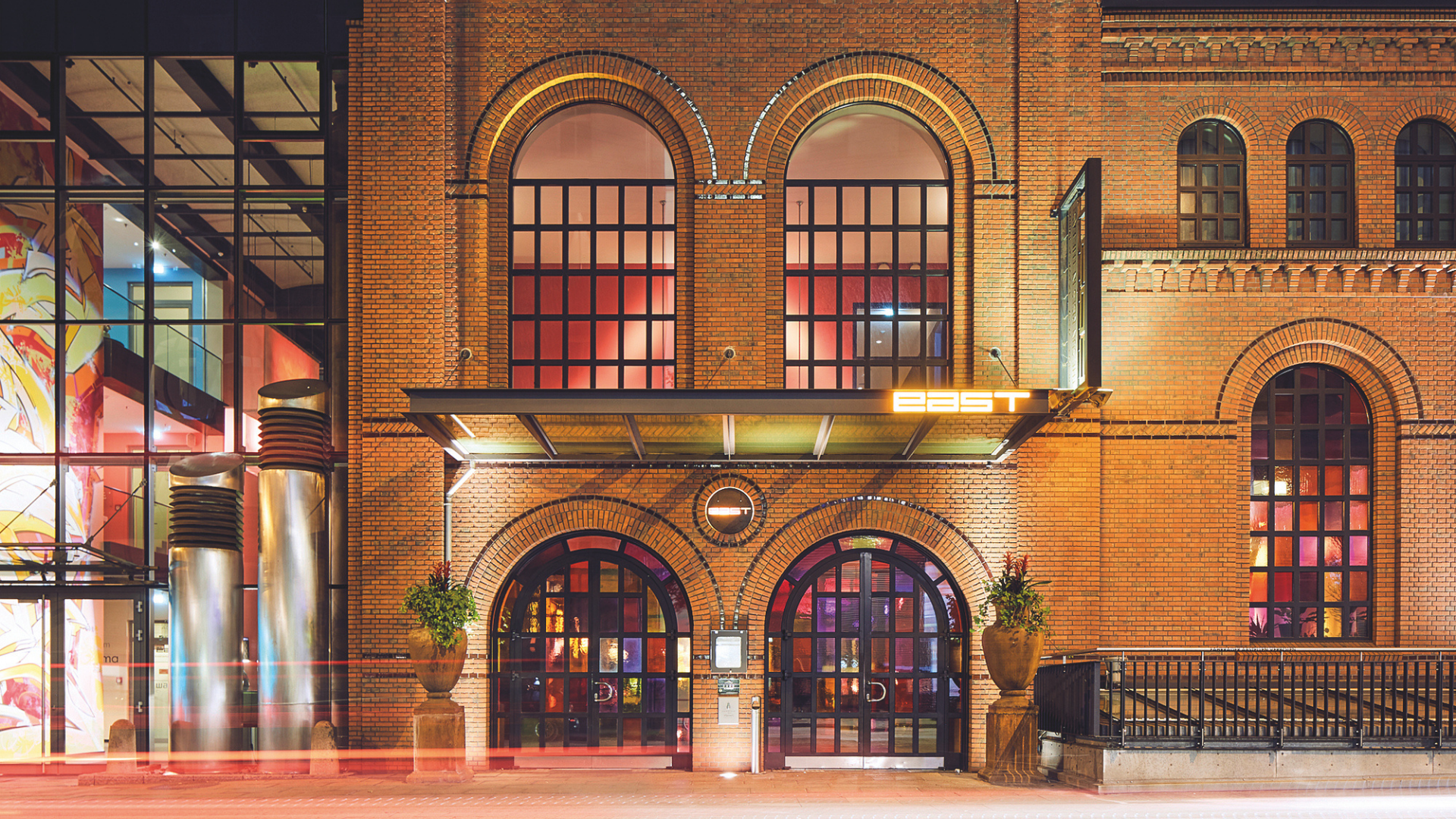 Zwei Mitarbeiter stehen hinter der Rezeption