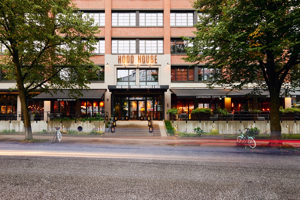 Zwei Mitarbeiter stehen hinter der Rezeption