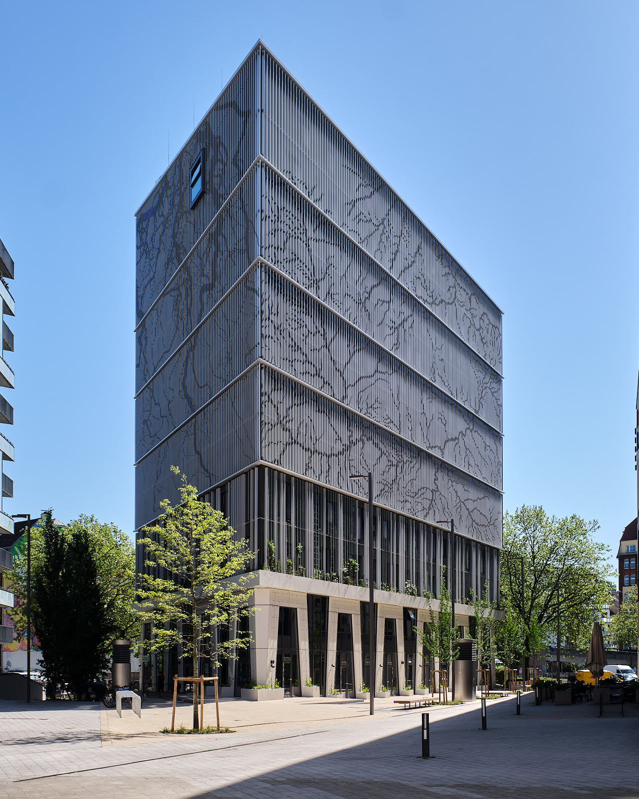 Zwei Mitarbeiter stehen hinter der Rezeption