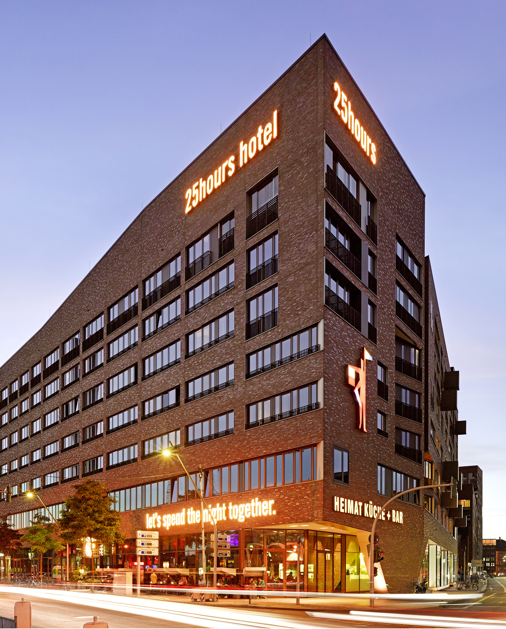 Zwei Mitarbeiter stehen hinter der Rezeption