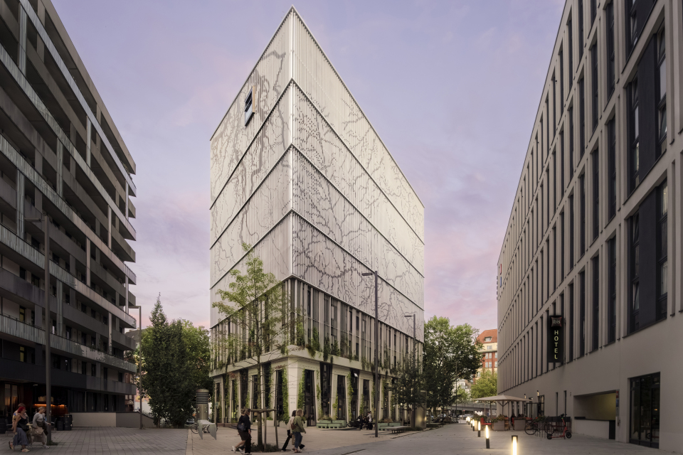 Zwei Mitarbeiter stehen hinter der Rezeption