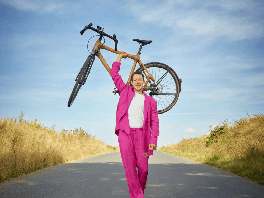 Zwei Mitarbeiter stehen hinter der Rezeption