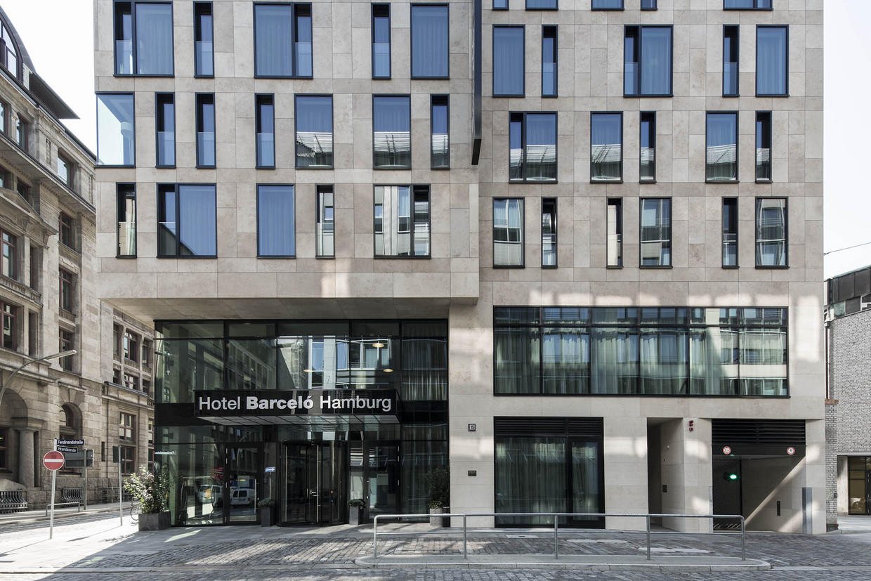 Zwei Mitarbeiter stehen hinter der Rezeption