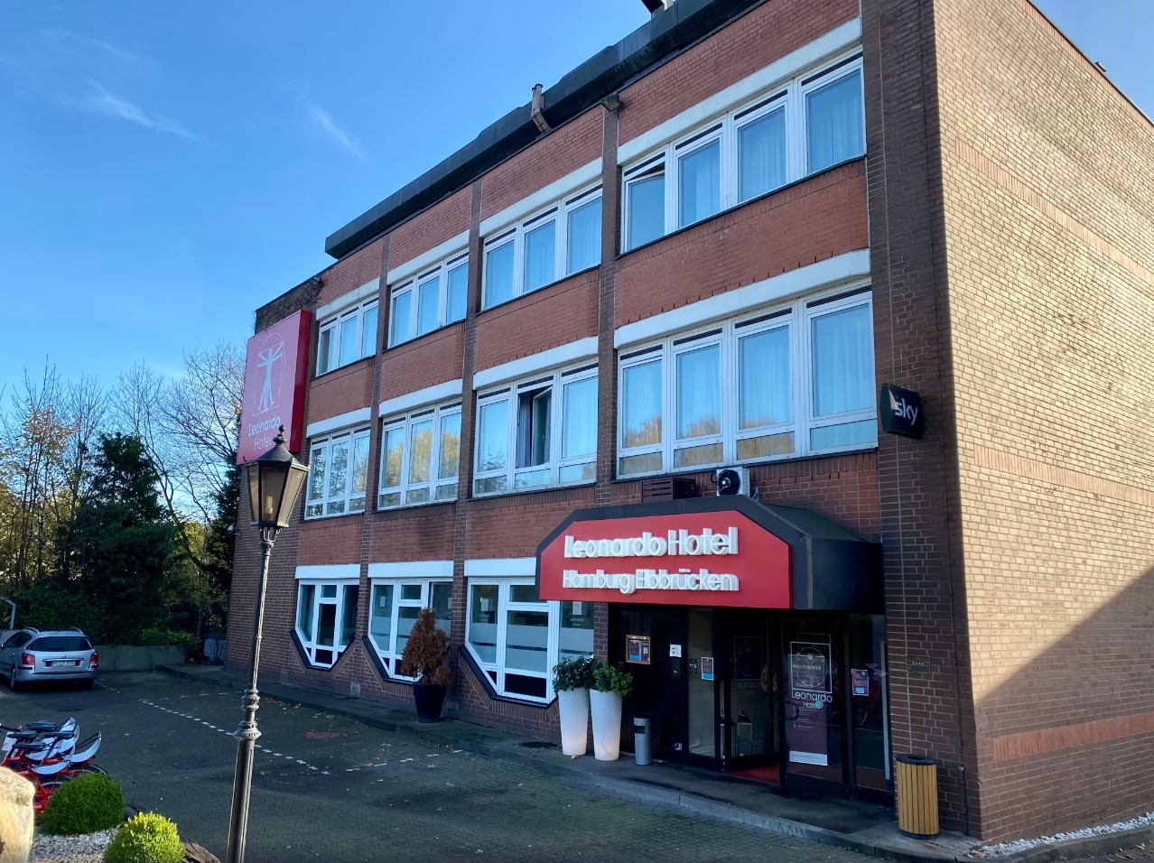 Zwei Mitarbeiter stehen hinter der Rezeption