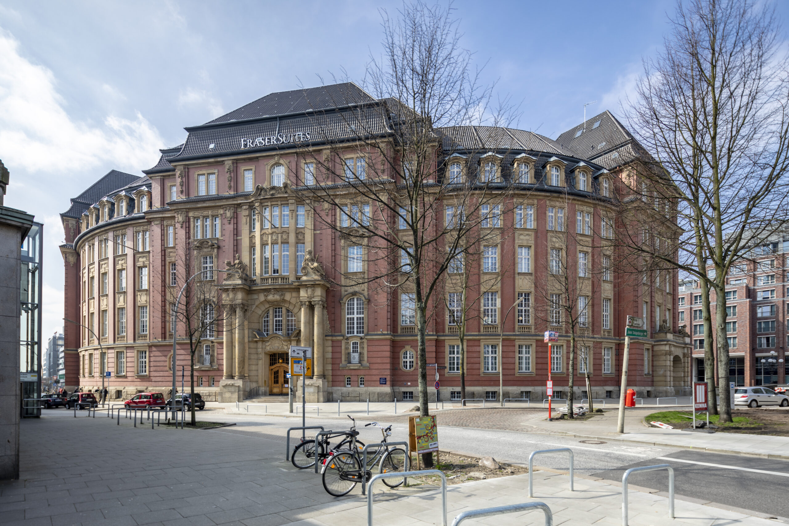 Zwei Mitarbeiter stehen hinter der Rezeption