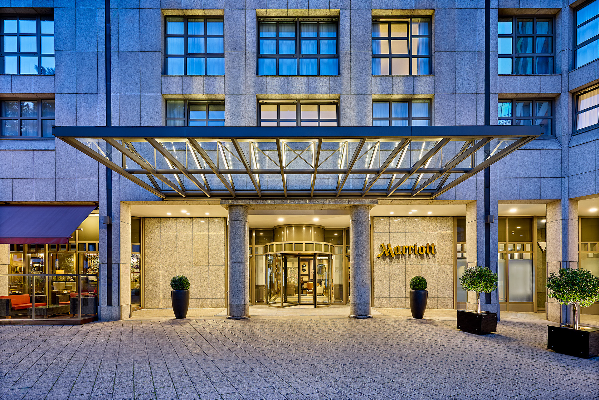 Zwei Mitarbeiter stehen hinter der Rezeption