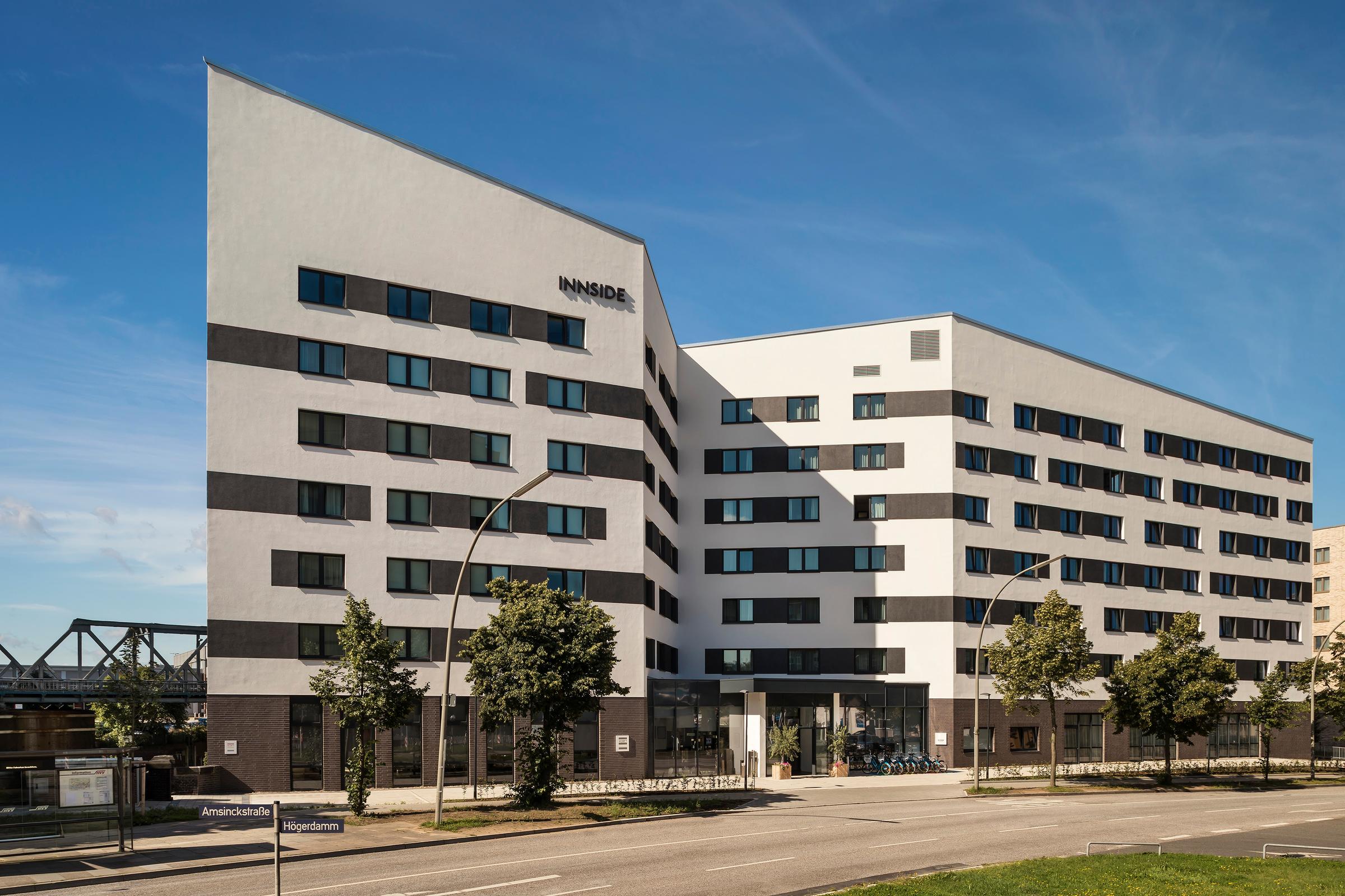 Zwei Mitarbeiter stehen hinter der Rezeption