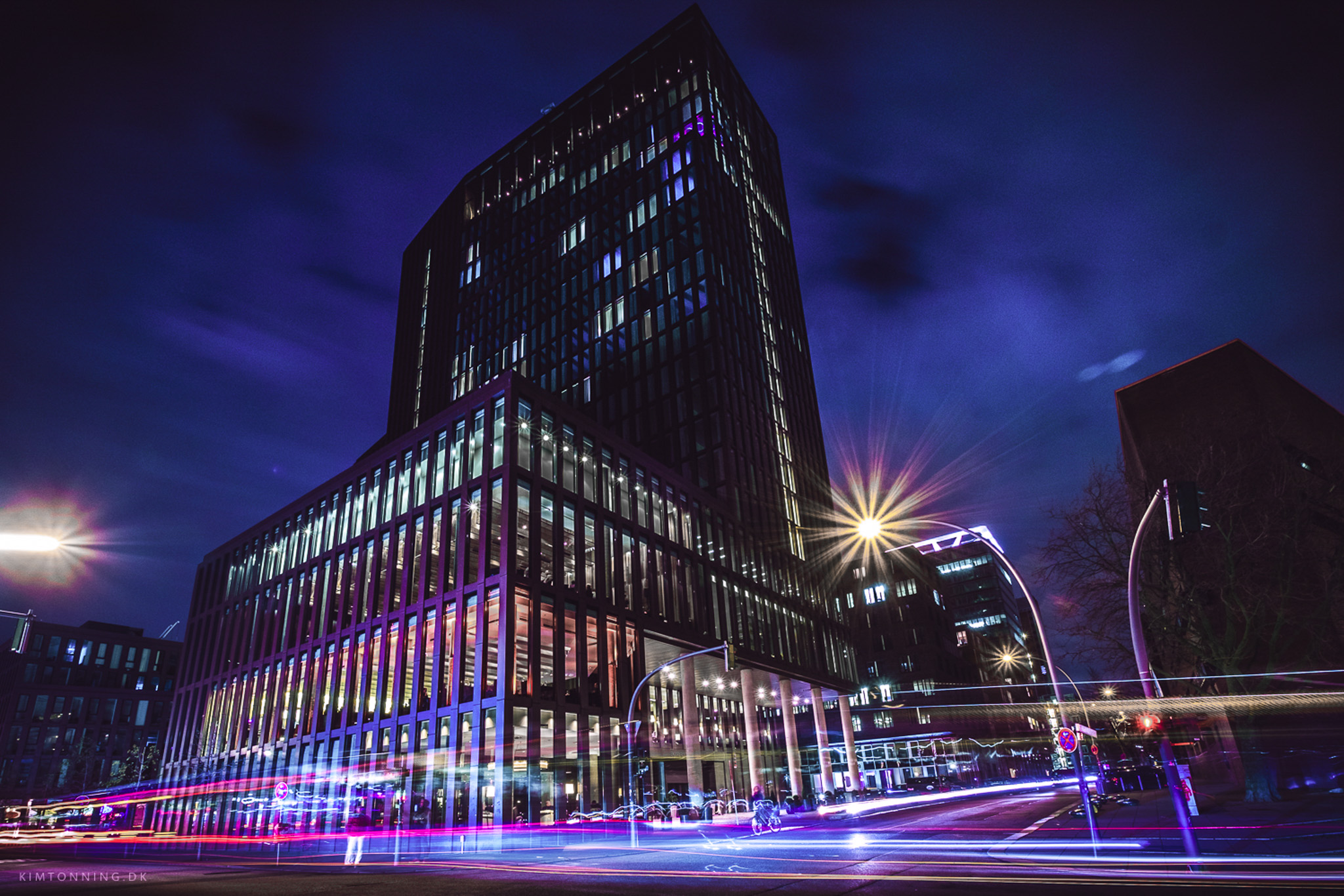 Zwei Mitarbeiter stehen hinter der Rezeption