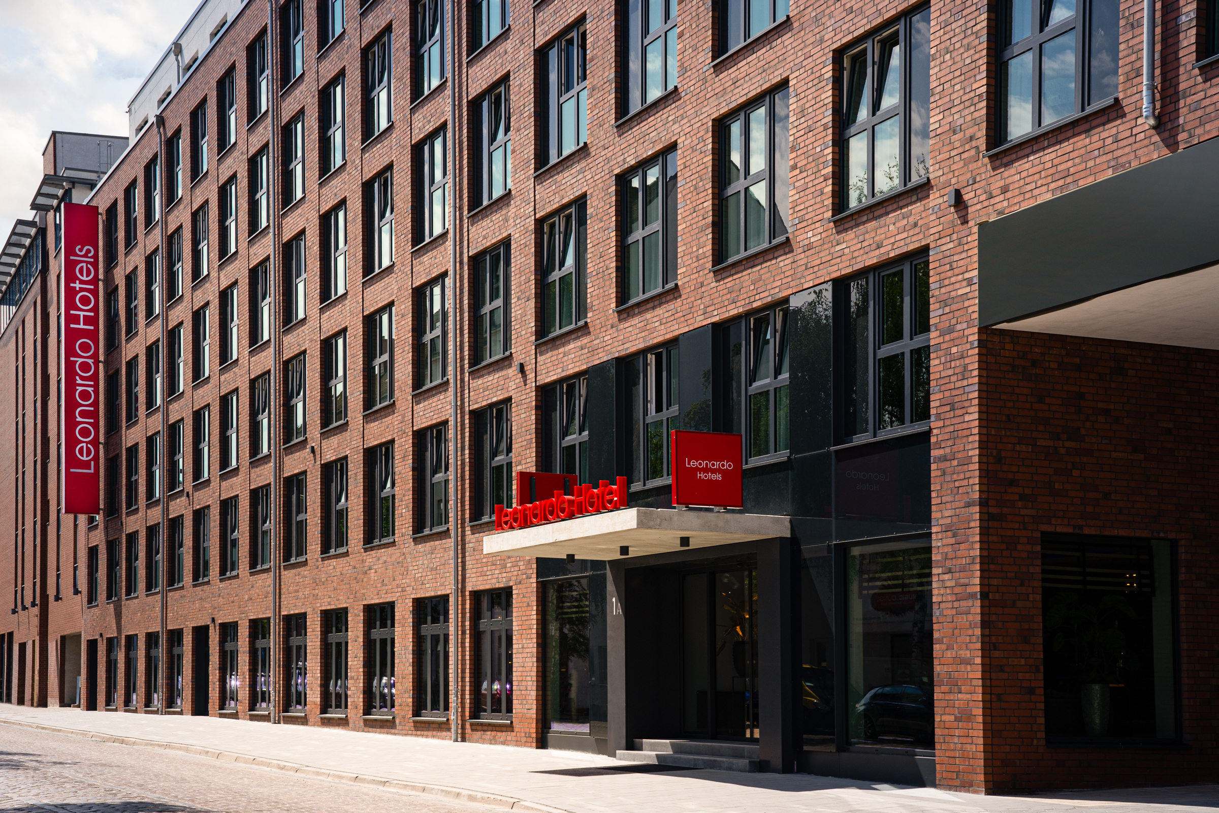 Zwei Mitarbeiter stehen hinter der Rezeption