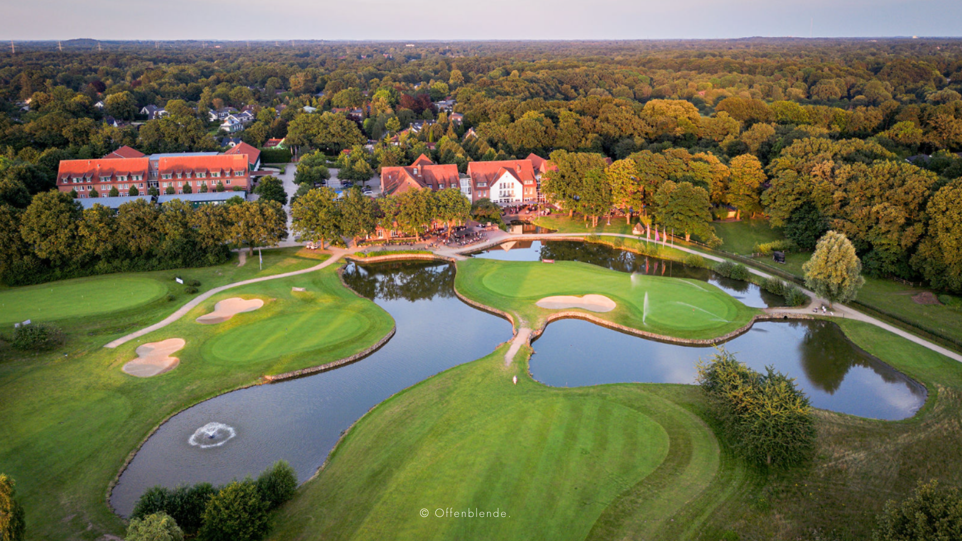 Zwei Mitarbeiter stehen hinter der Rezeption