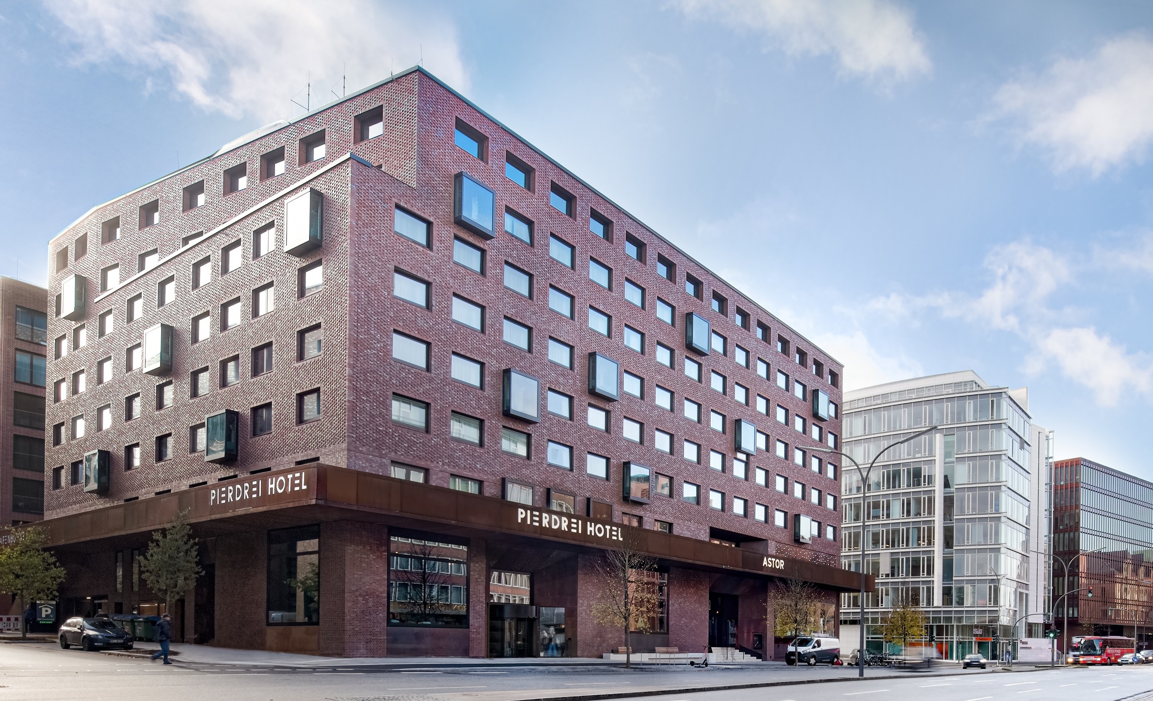 Zwei Mitarbeiter stehen hinter der Rezeption