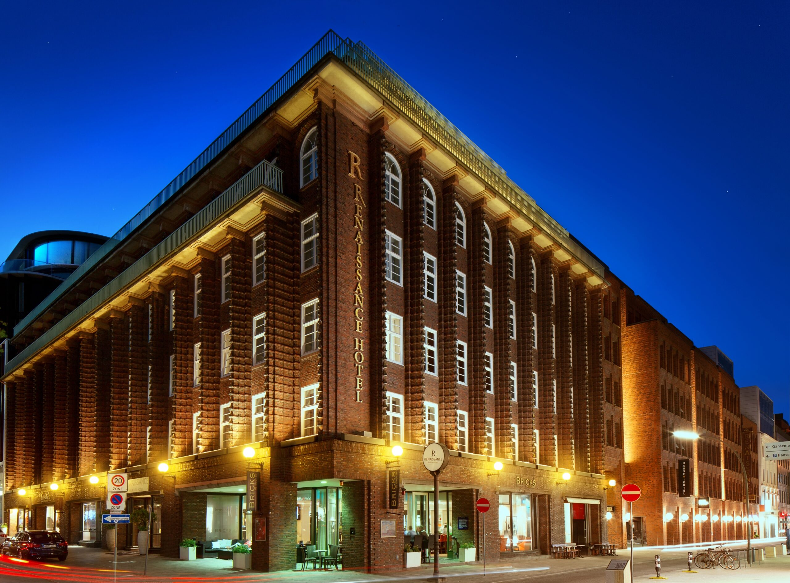 Zwei Mitarbeiter stehen hinter der Rezeption