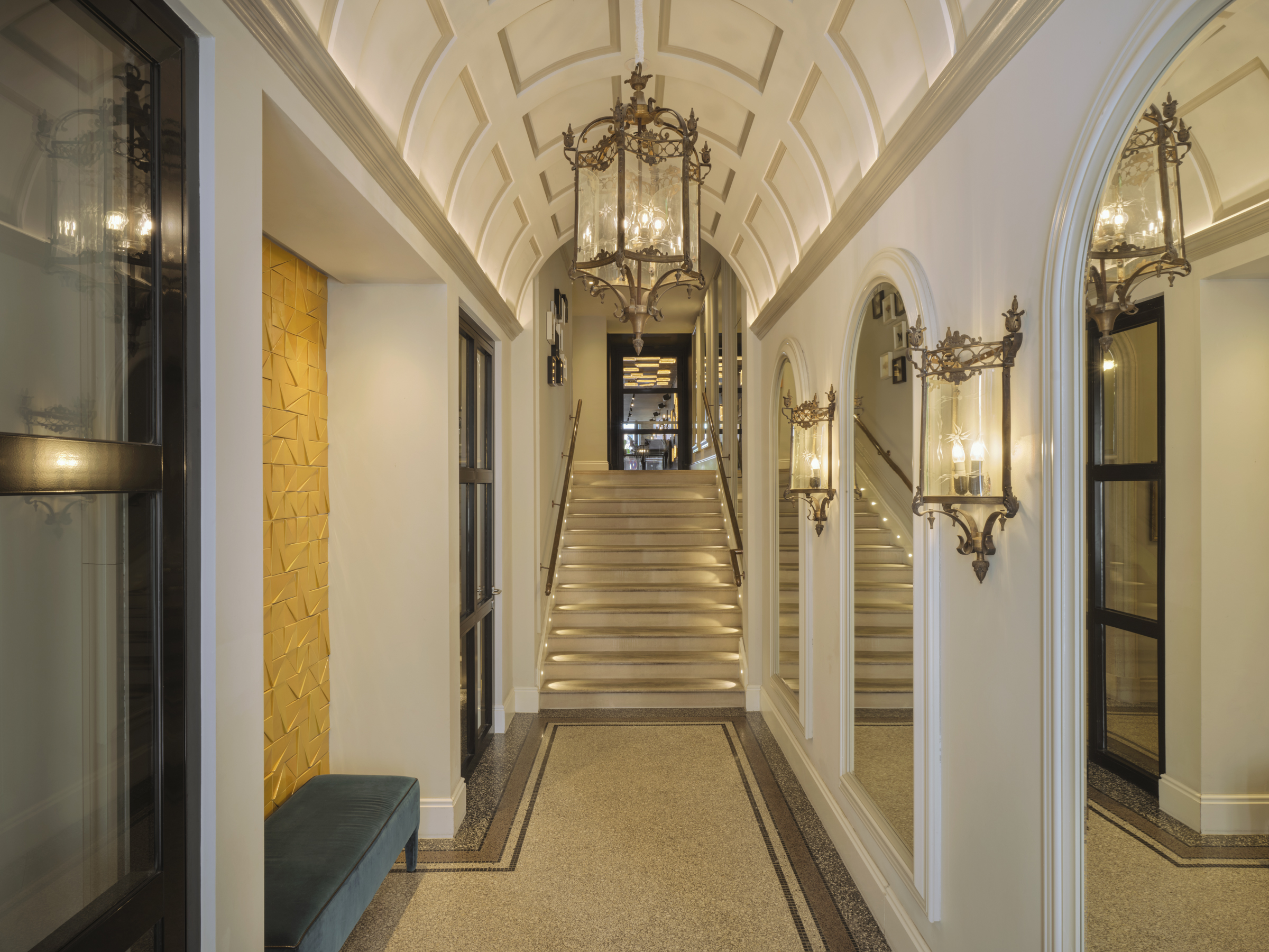 Zwei Mitarbeiter stehen hinter der Rezeption