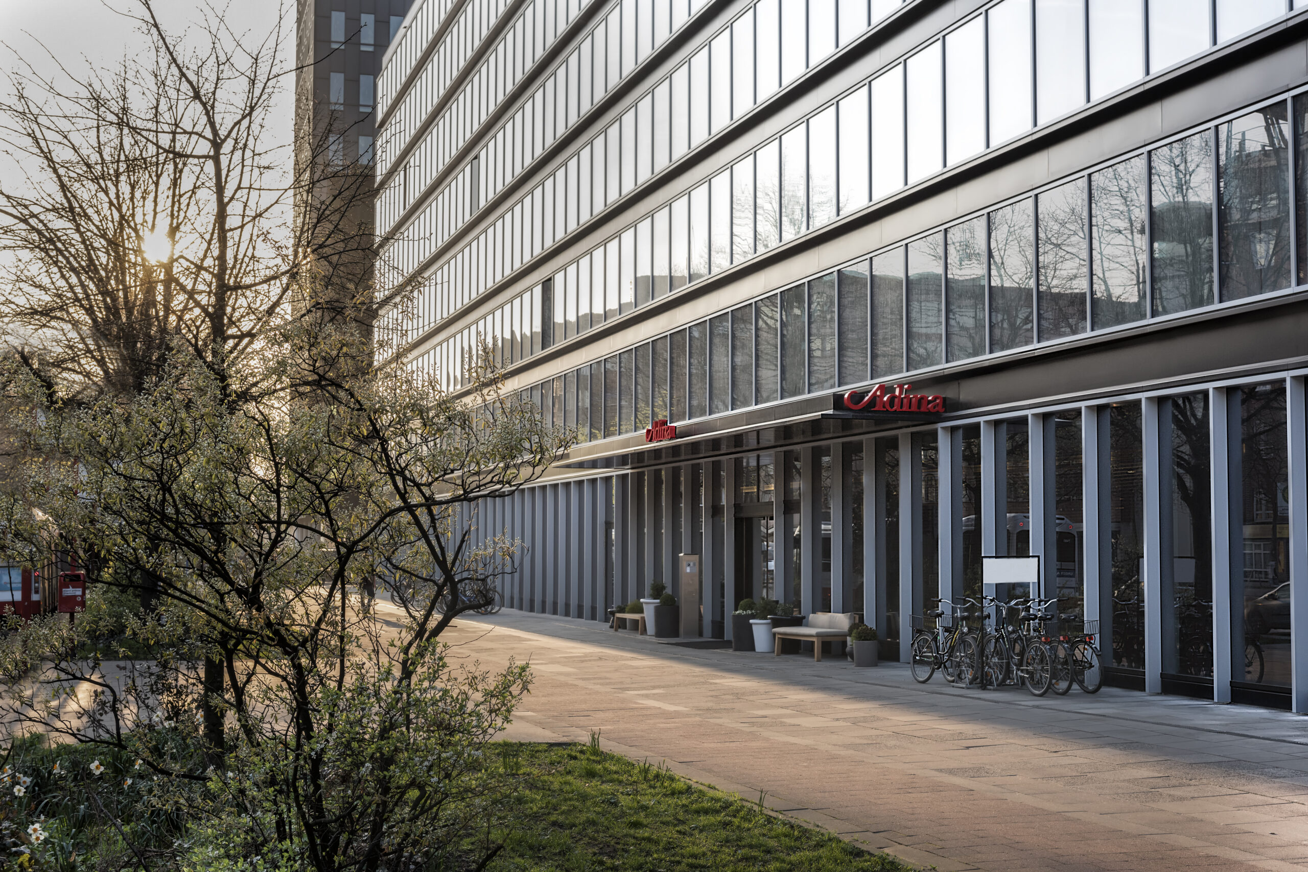 Zwei Mitarbeiter stehen hinter der Rezeption