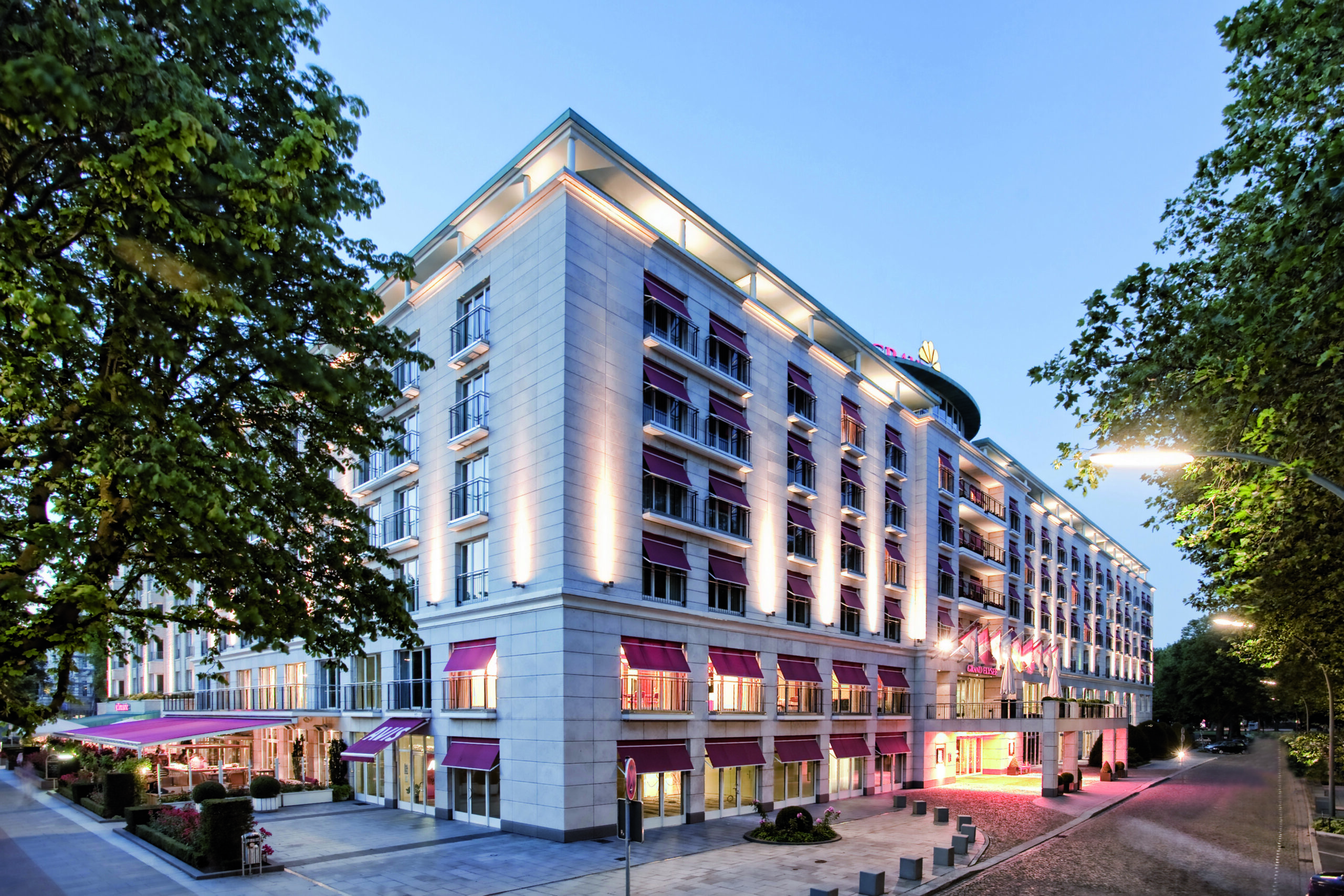 Zwei Mitarbeiter stehen hinter der Rezeption