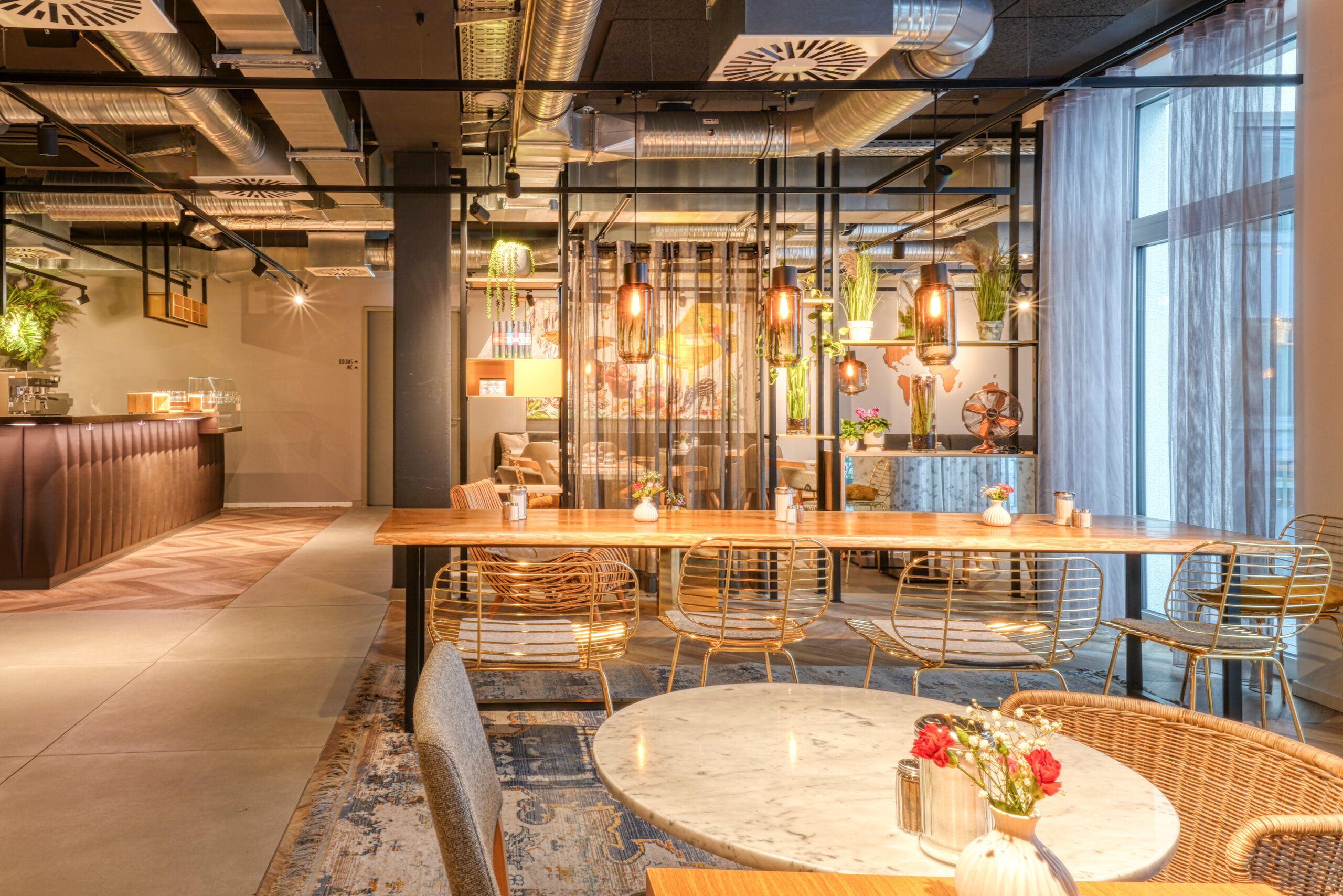 Zwei Mitarbeiter stehen hinter der Rezeption