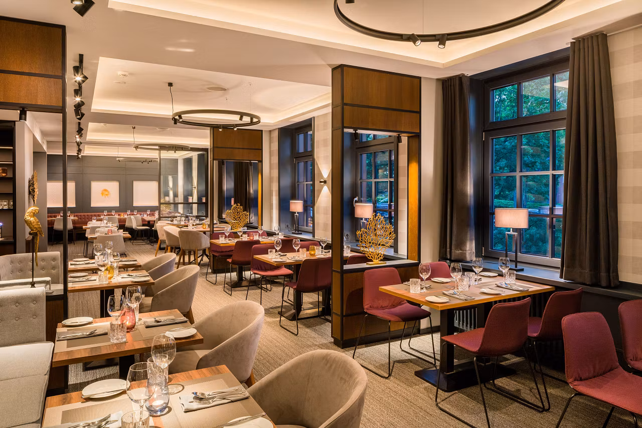 Zwei Mitarbeiter stehen hinter der Rezeption