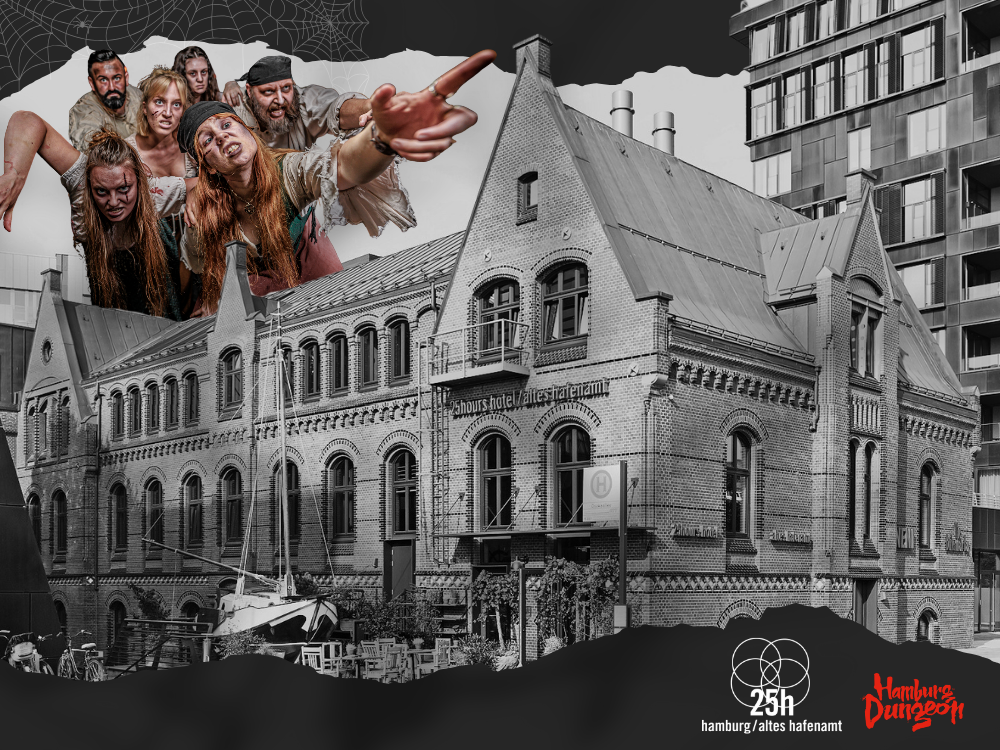 Zwei Mitarbeiter stehen hinter der Rezeption