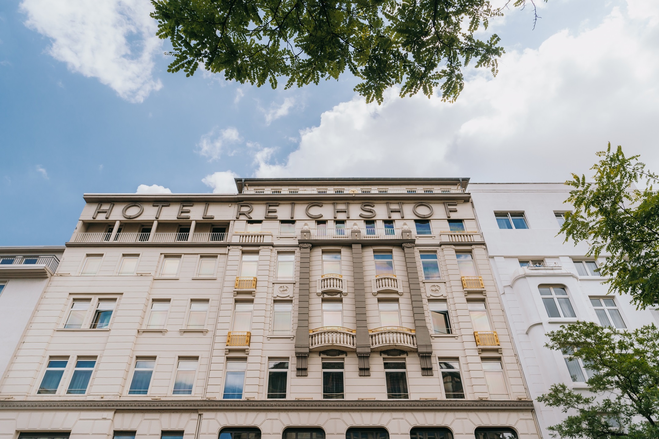Zwei Mitarbeiter stehen hinter der Rezeption