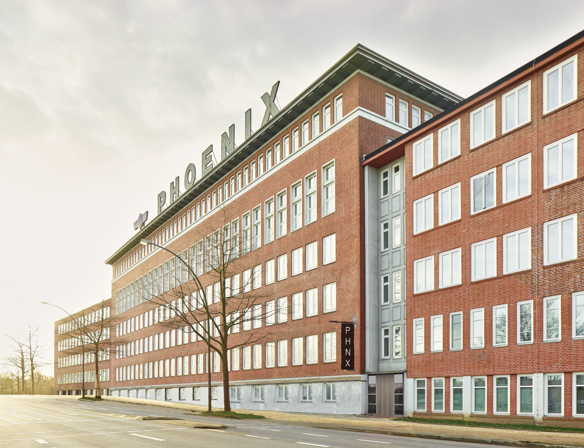 Zwei Mitarbeiter stehen hinter der Rezeption